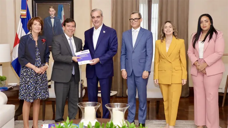 Abinader recibe propuesta de la CEPAL para fortalecer sistema de protección social en RD