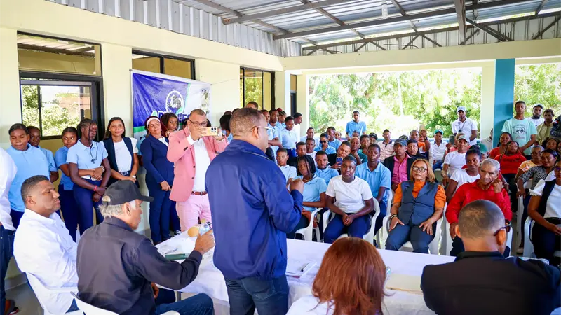 Departamento Aeroportuario junto a comunitarios de Barranca en San Juan debaten retos del aeropuerto El Granero del Sur