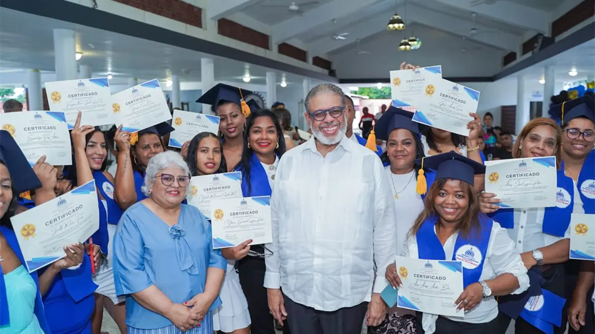 Desarrollo de la Comunidad capacita residentes en Azua y Bonao