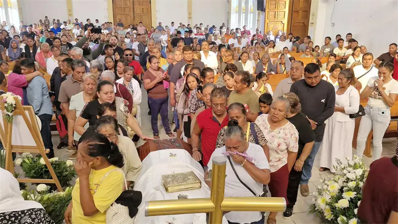Duelo y sorpresa en la despedida del sacerdote asesinado en el sur de México
