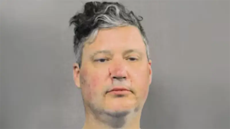 Meteorólogo de Nueva Orleans es arrestado por golpear a su pareja frente a sus hijos