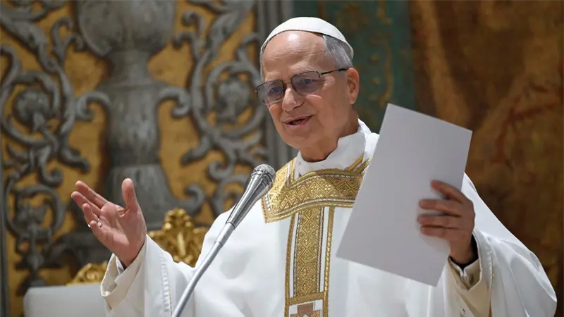 El papa dice a los jóvenes que las preguntas no se responden deslizando en el teléfono
