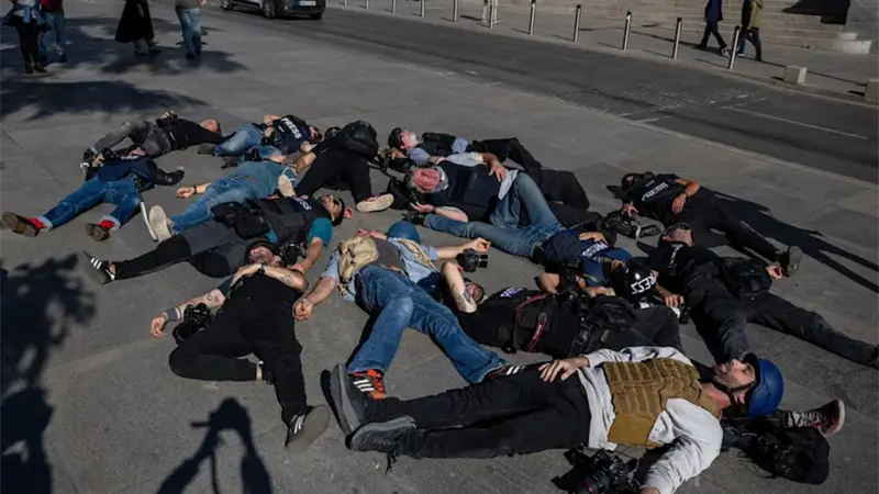 Reporteros españoles representan la muerte de sus compañeros en Gaza ante el Parlamento