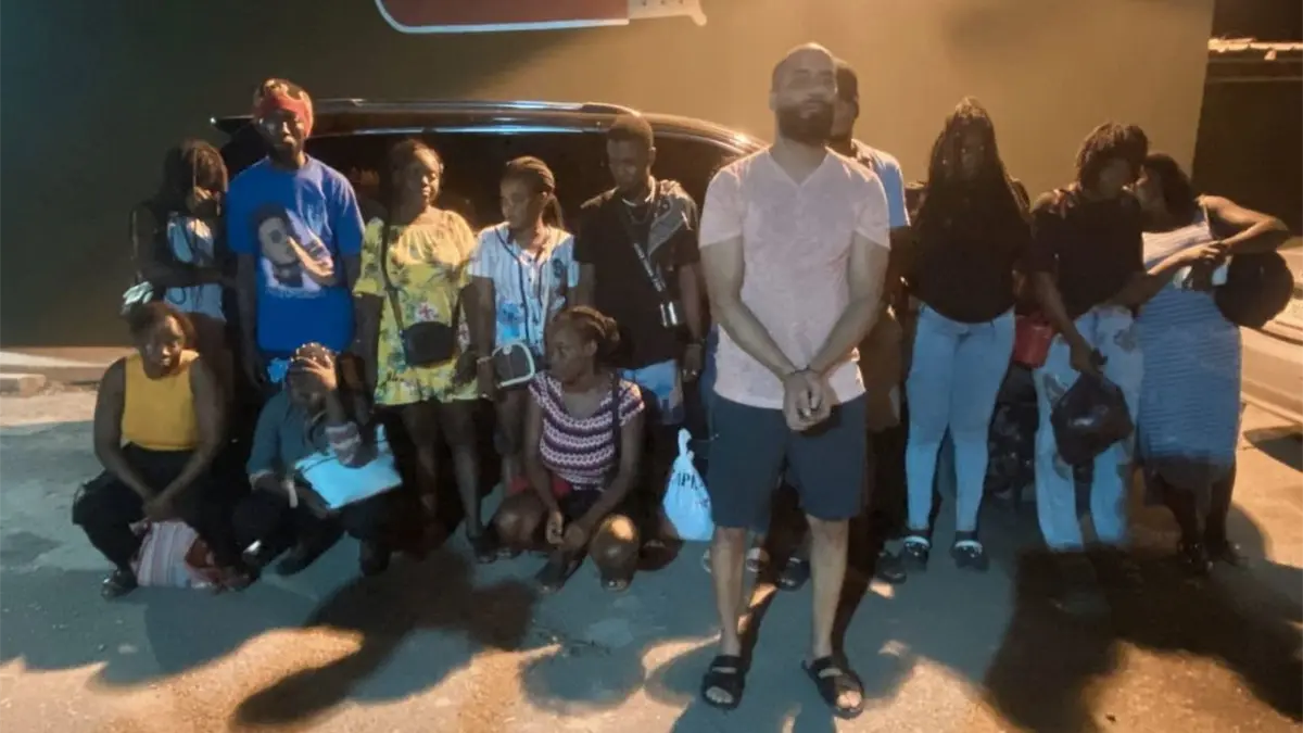 En Mao detienen a dos conductores que transportaban a 16 migrantes haitianos en condición migratoria irregular