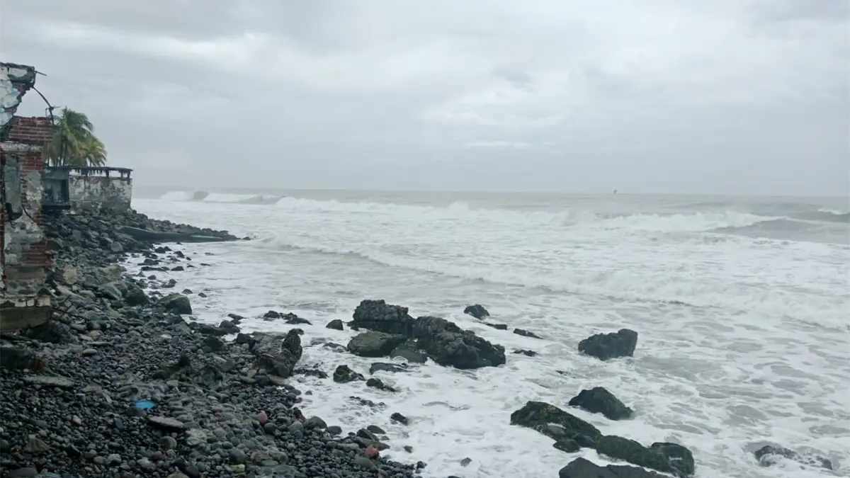 El huracán Priscilla mantendrá lluvias en noroeste de México mientras se fortalece