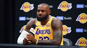 LeBron James recibe duras críticas por usar un truco publicitario para anunciar alcohol