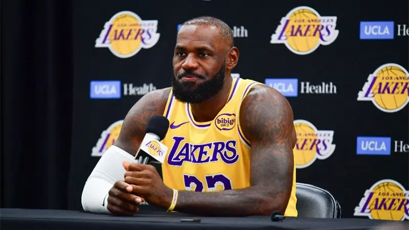 LeBron James recibe duras críticas por usar un truco publicitario para anunciar alcohol
