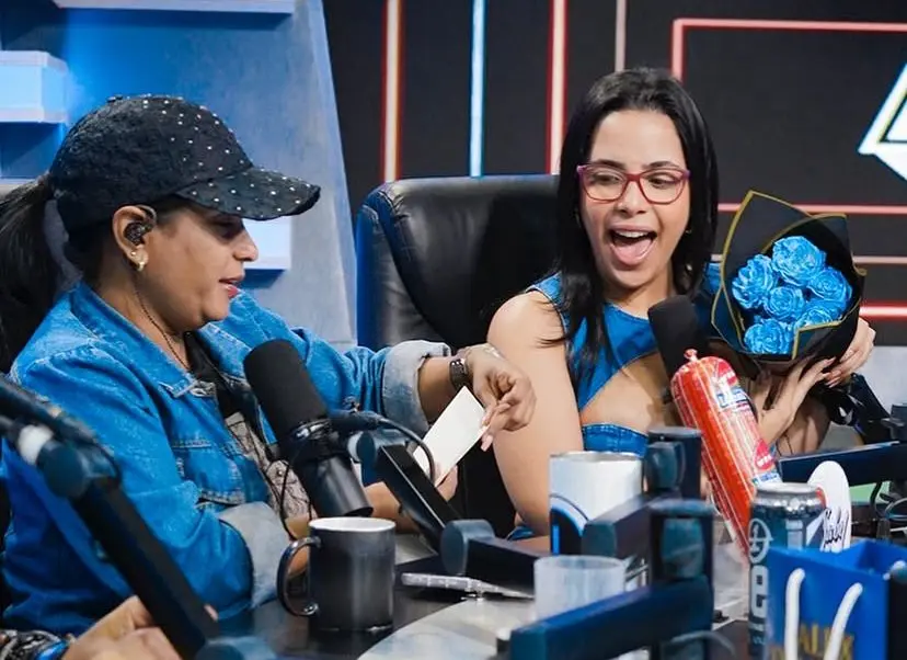 Luinny Corporán sorprende con flores azules a programas de televisión y radio en víspera del estreno de "La Mansión de Luinny"