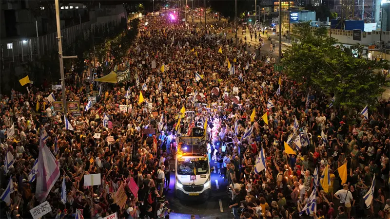 Cientos de miles de personas recuerdan en Tel Aviv los ataques de Hamás de hace dos años