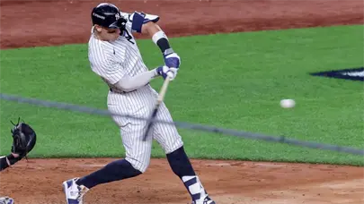 Aaron Judge pega jonrón de tres carreras y mantiene con vida a los Yanquis