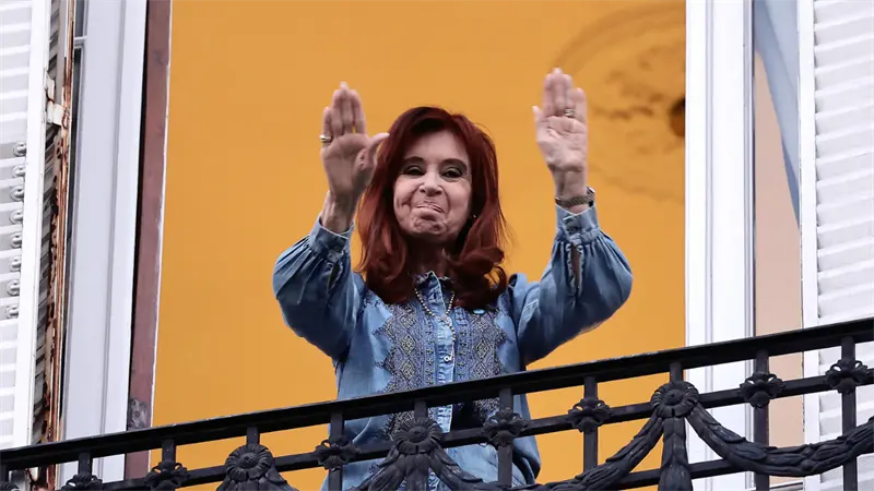 Cristina Fernández saluda a sus seguidores tras la condena a quienes intentaron matarla