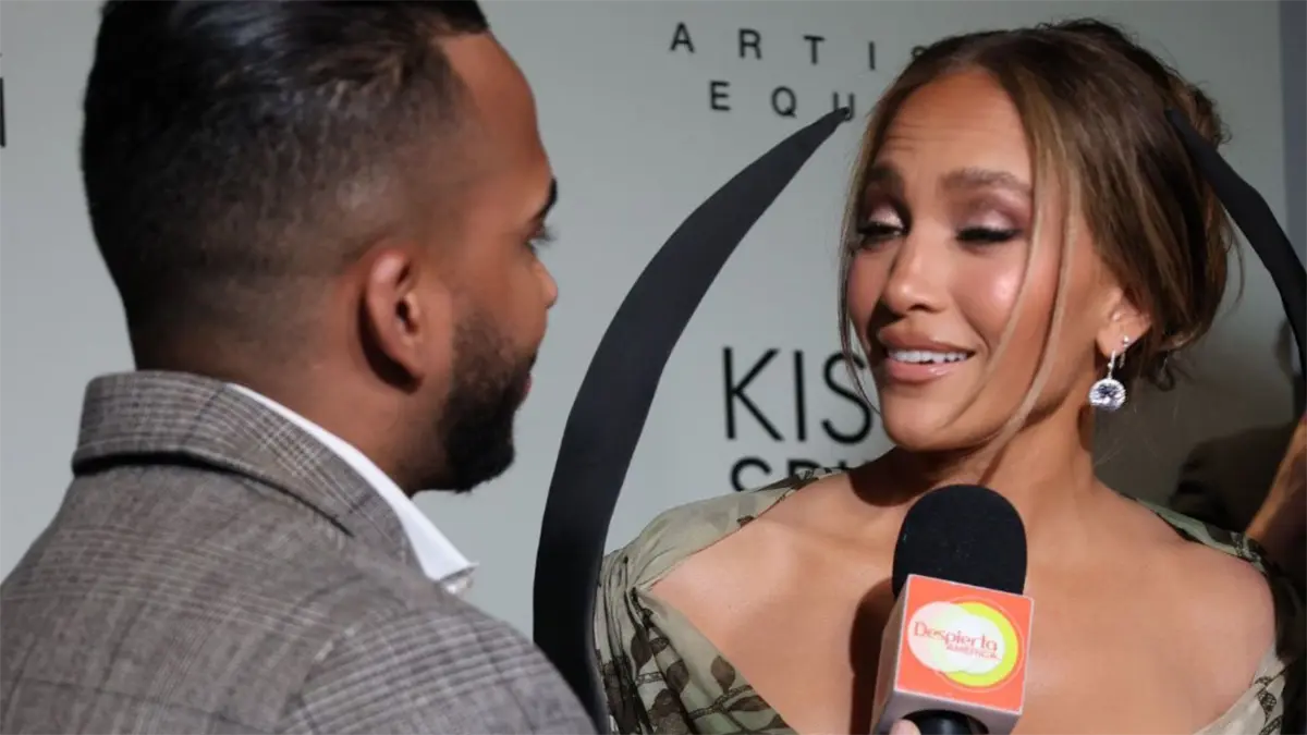 Dominicano Bryan Mejía entrevista a Jennifer López en la premier de "El Beso de la Mujer Araña"