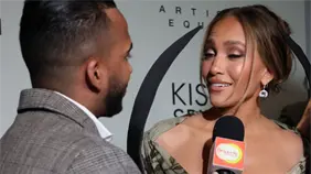 Dominicano Bryan Mejía entrevista a Jennifer López en la premier de "El Beso de la Mujer Araña"