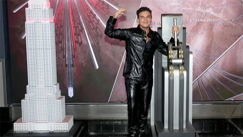 El Empire State Building en Nueva York se ilumina de rojo en honor a Silvestre Dangond