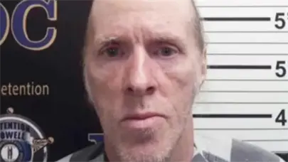 Us&oacute; cuerpos falsos con t&iacute;tulos de funcionarios para decorar Halloween y termin&oacute; preso