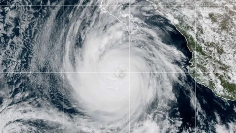 Priscilla baja a huracán categoría 1 en el suroeste de la península de Baja California