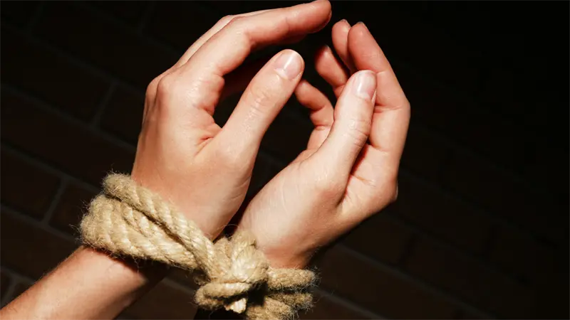 Más de 17 años de cárcel para profesor por abusar sexualmente de tres niños en Ecuador