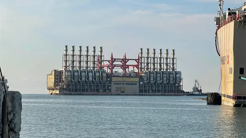 CUED sustituye barcaza para garantizar estabilidad eléctrica
