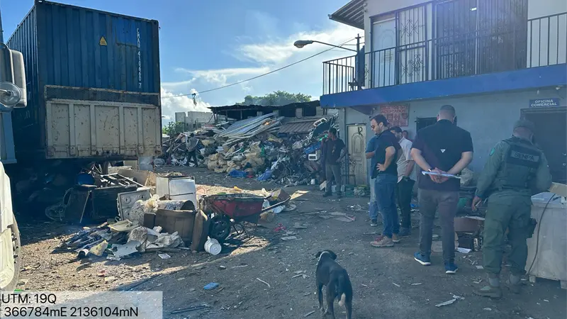 Medio Ambiente y SENPA detienen operaciones de tienda de repuesto por incumplir normativas ambientales