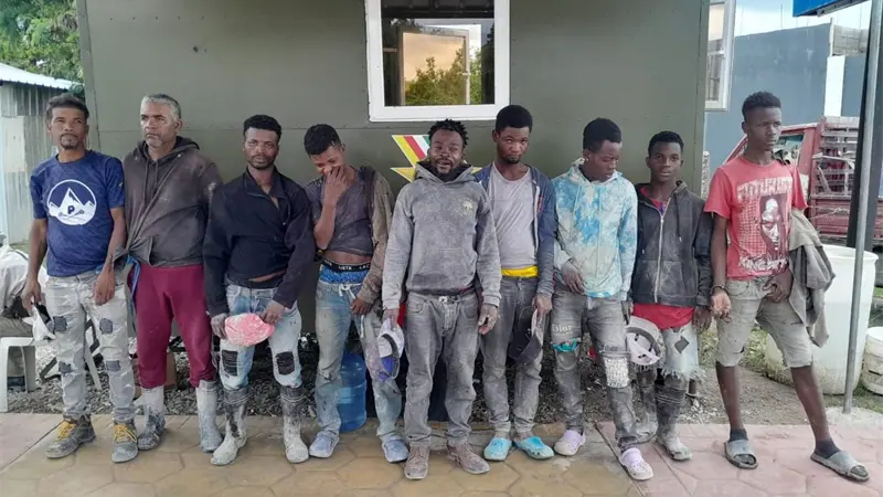 Ejército detiene haitianos indocumentados escondidos dentro de tanques en un camión en San Juan de la Maguana