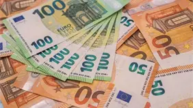 El euro cae al mínimo desde hace un mes debido a la crisis de Francia y datos de Alemania