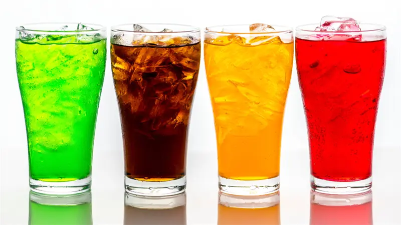 Estudio revela que tanto los refrescos azucarados como los dietéticos aumentan el riesgo de enfermedad del hígado graso