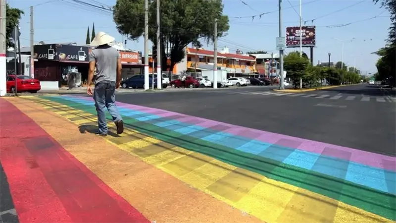 Texas retirará fondos a las ciudades con pasos peatonales pintados con la bandera LGTBIQ+
