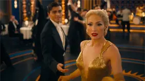 El actor Tonatiuh se transforma en El beso de la mujer araña con J-Lo y Diego Luna