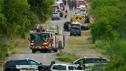 Migrante fallece y varios salen heridos tras ser abandonados en un desagüe en Texas