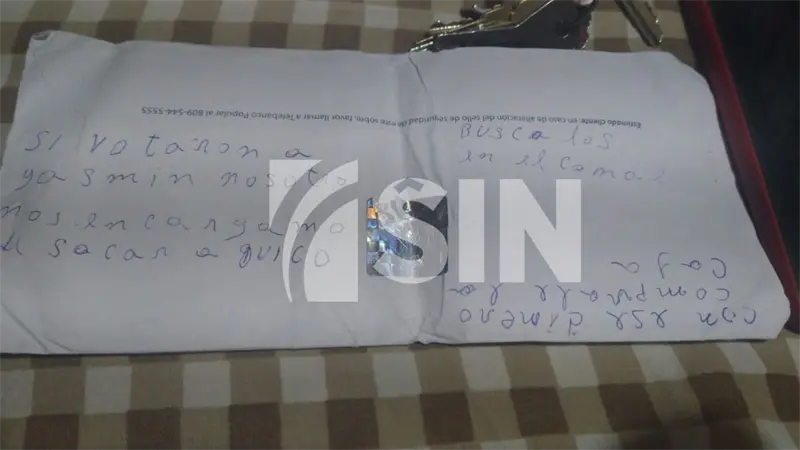 El sobre con dinero que presuntamente dejaron agresores para "la caja de muerto" del hombre hallado sin vida
