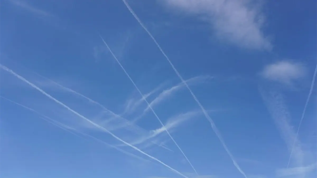Las estelas de los aviones no son parte de ninguna conspiración, como insinúa Llorente