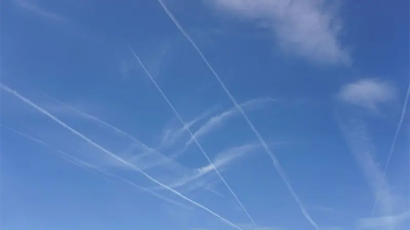Las estelas de los aviones no son parte de ninguna conspiración, como insinúa Llorente