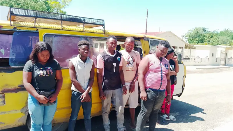 Detienen a nacional haitiano que transportaba extranjeros en una miniván en Dajabón