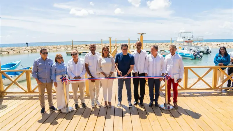 David Collado entrega modernizado muelle en Caleta, La Romana