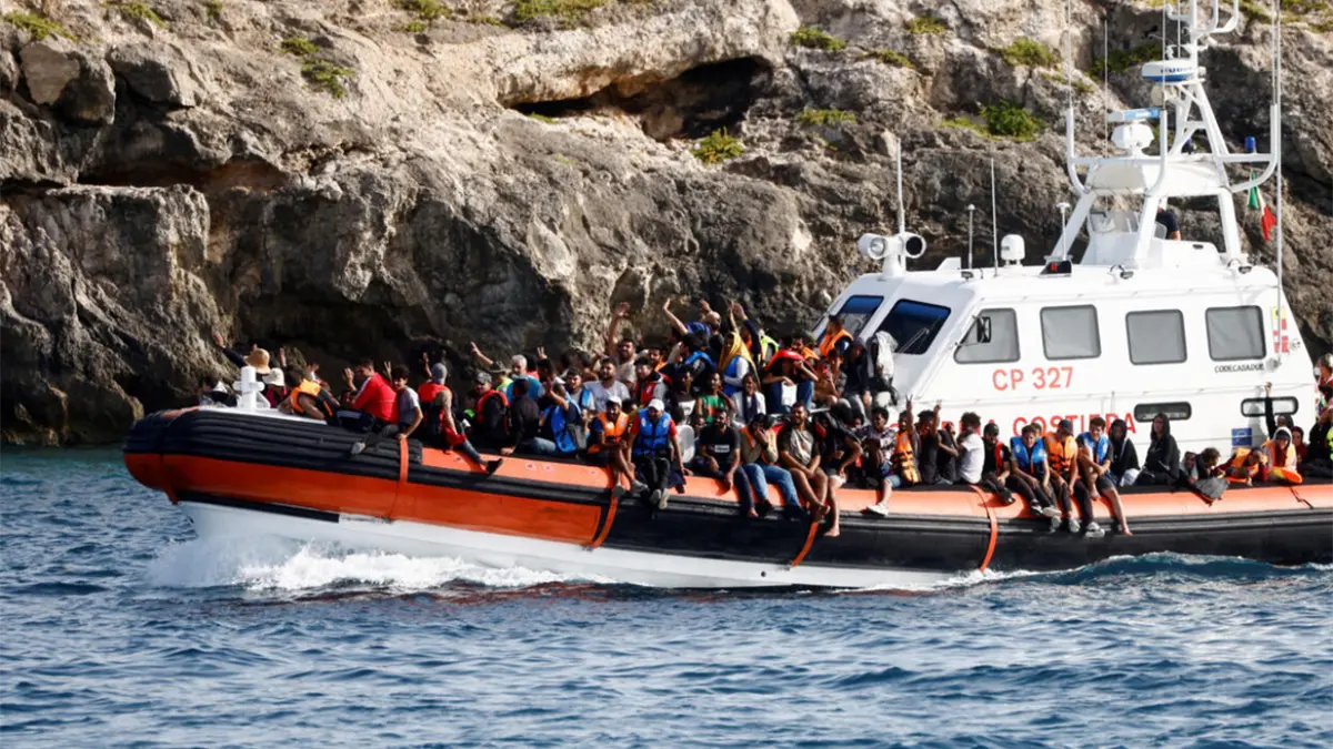 Guardia Costera italiana rescata a 64 migrantes atrapados en un islote deshabitado