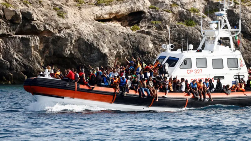 Guardia Costera italiana rescata a 64 migrantes atrapados en un islote deshabitado