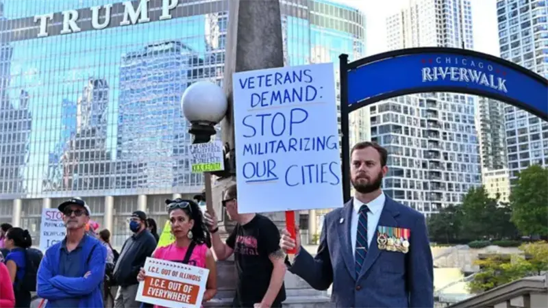 Miles de personas protestan ante edificio Trump en Chicago por envío de Guardia Nacional