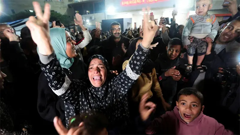 Tímidas celebraciones en Gaza a espera de que comience alto el fuego: ahora podré dormir
