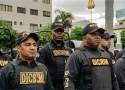 Despliegan miles de agentes de la Policía Nacional en medio del caos por apagón general