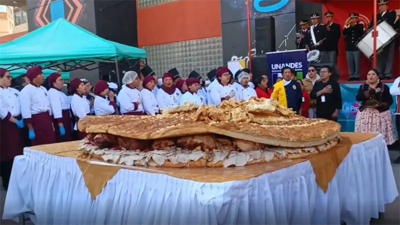 Bolivia elabora un sándwich con más de 100 metros de largo para promover consumo de huevo