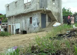 Deterioro de calle afecta a estudiantes de escuela  