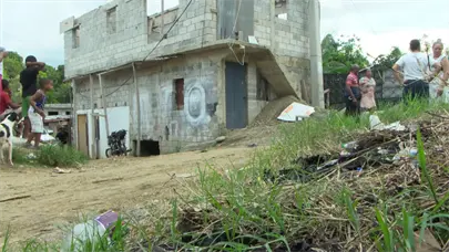Deterioro de calle afecta a estudiantes de escuela  