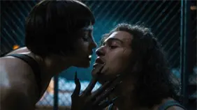 JLo: Kiss of the Spider Woman grita por los latinos y queers que están siendo atacados