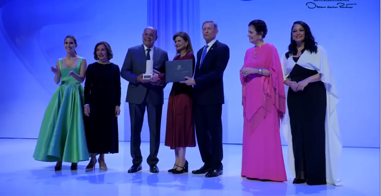MIREX reconoce labor comunitaria de Augusto Taveras con Premio Oscar de la Renta
