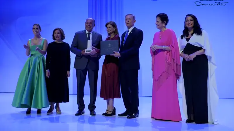 MIREX reconoce labor comunitaria de Augusto Taveras con Premio Oscar de la Renta