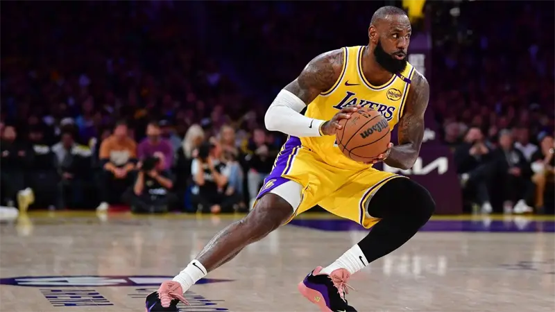LeBron James se ausenta del inicio de la NBA por lesión de ciática