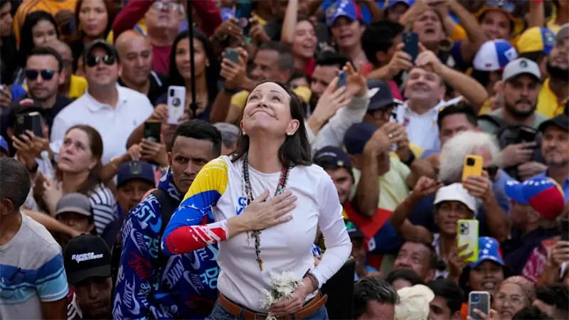 Un popular manifestante venezolano siente que también ganó con Nobel concedido a Machado