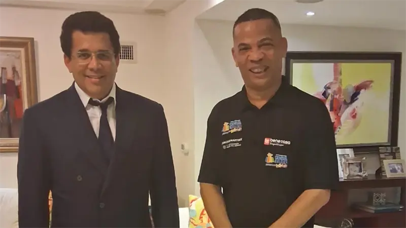 Ministro de Turismo felicita al campeón mundial de dominó