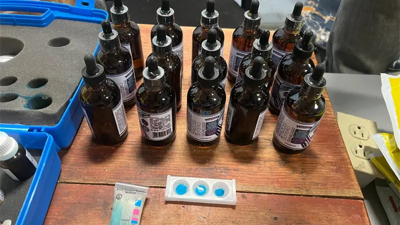 Ocupan 15 frascos de goteros para el pelo llenos de cocaína líquida