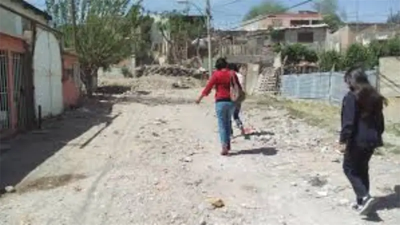 Moradores de Villa Mella exigen plan de asfaltado tras décadas de calles en mal estado